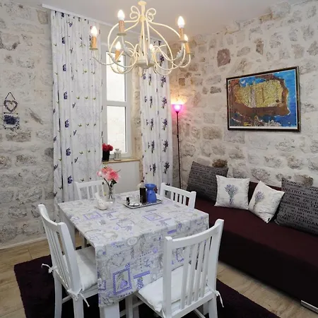 L & L Old Town Apartment