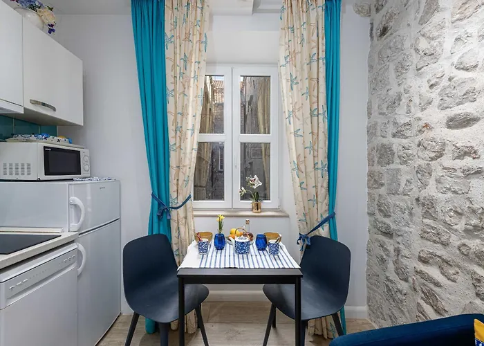 L & L Old Town Apartment *